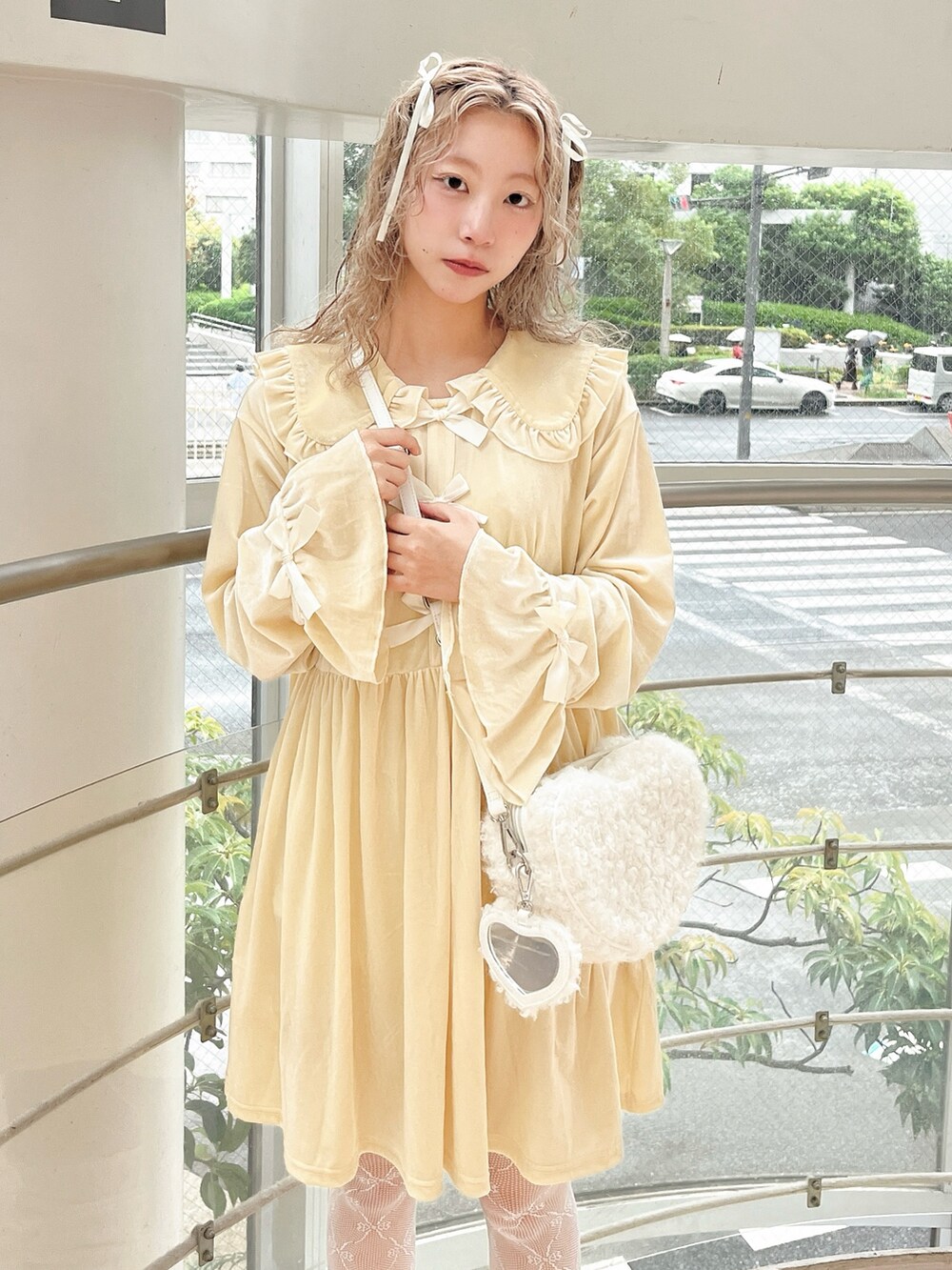 ホワイト系のワンピース、ホワイト系のショルダーバッグ、ホワイト系のローファーを着用したレディースの秋コーディネートの4枚目の写真