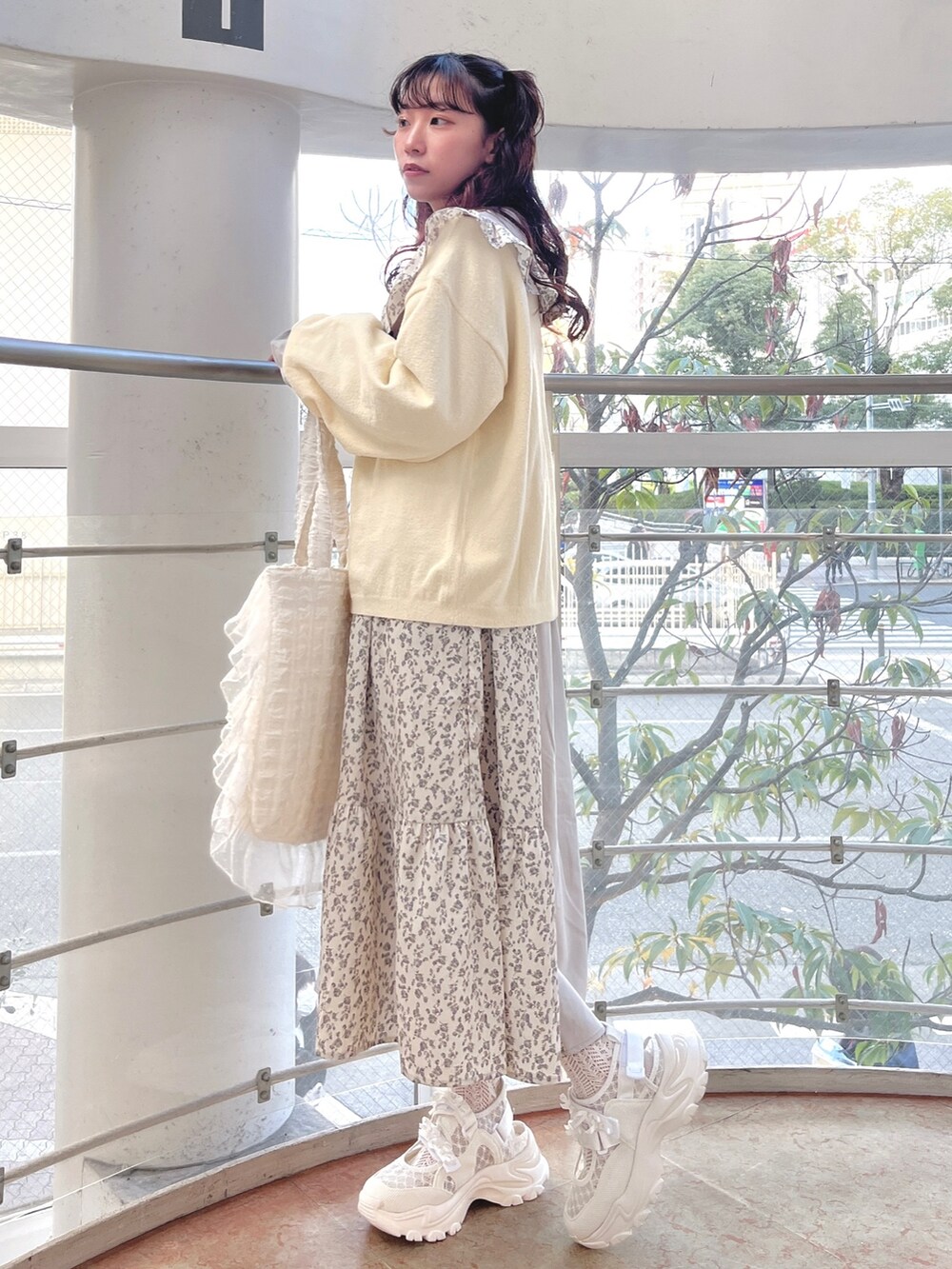 ブルー系のワンピース、ホワイト系のカーディガン/ボレロ、ホワイト系のトートバッグを着用したレディースの冬コーディネートの2枚目の写真