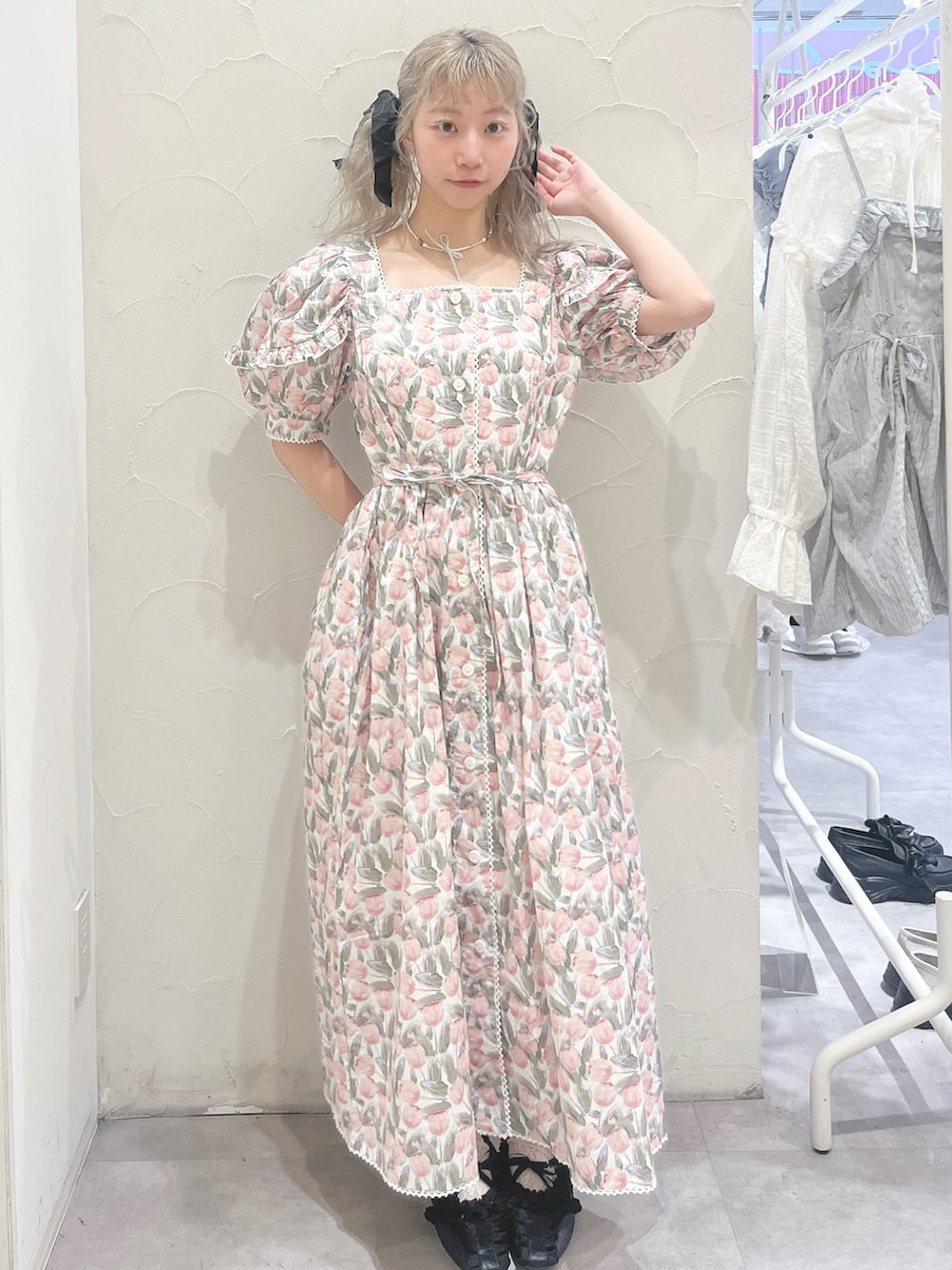 ホワイト系のワンピース、ブラック系のバレエシューズ、グリーン系のチョーカーを着用したレディースの春コーディネートの3枚目の写真