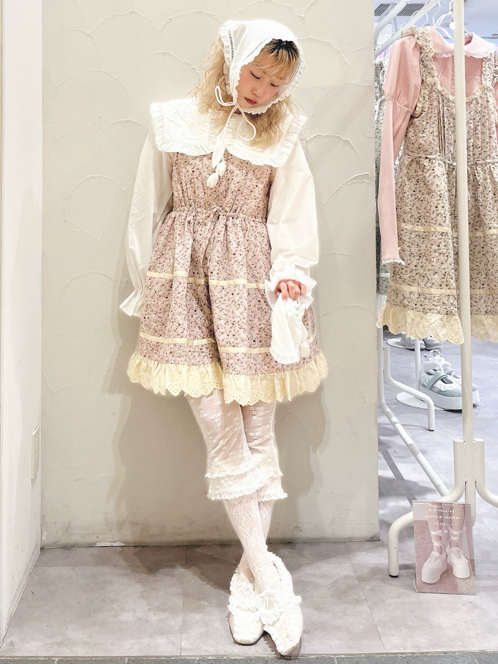 ホワイト系のシャツ/ブラウス、ピンク系のワンピース、ホワイト系のその他パンツを着用したレディースの冬コーディネートの3枚目の写真