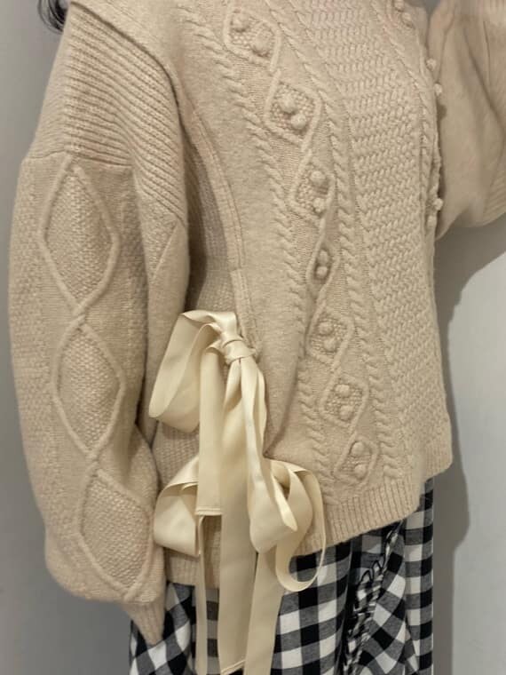 ブラック系のスカート、ブルー系のブーツ、ホワイト系のニット/セーターを着用したレディースの秋コーディネートの6枚目の写真