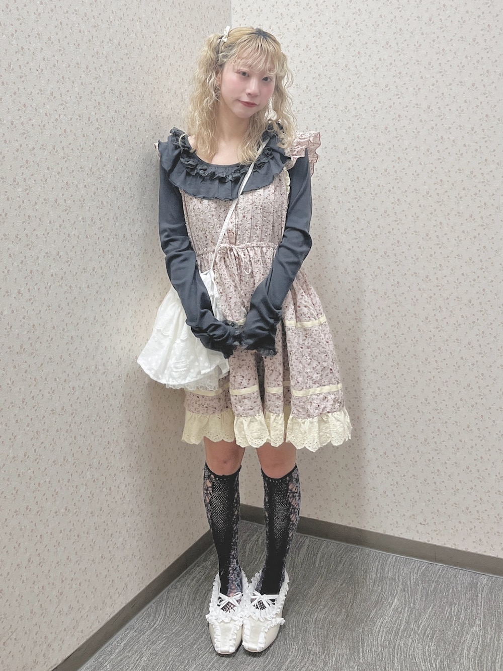 グレー系のTシャツ/カットソー、ピンク系のワンピース、ホワイト系のショルダーバッグを着用したレディースの冬コーディネートの2枚目の写真