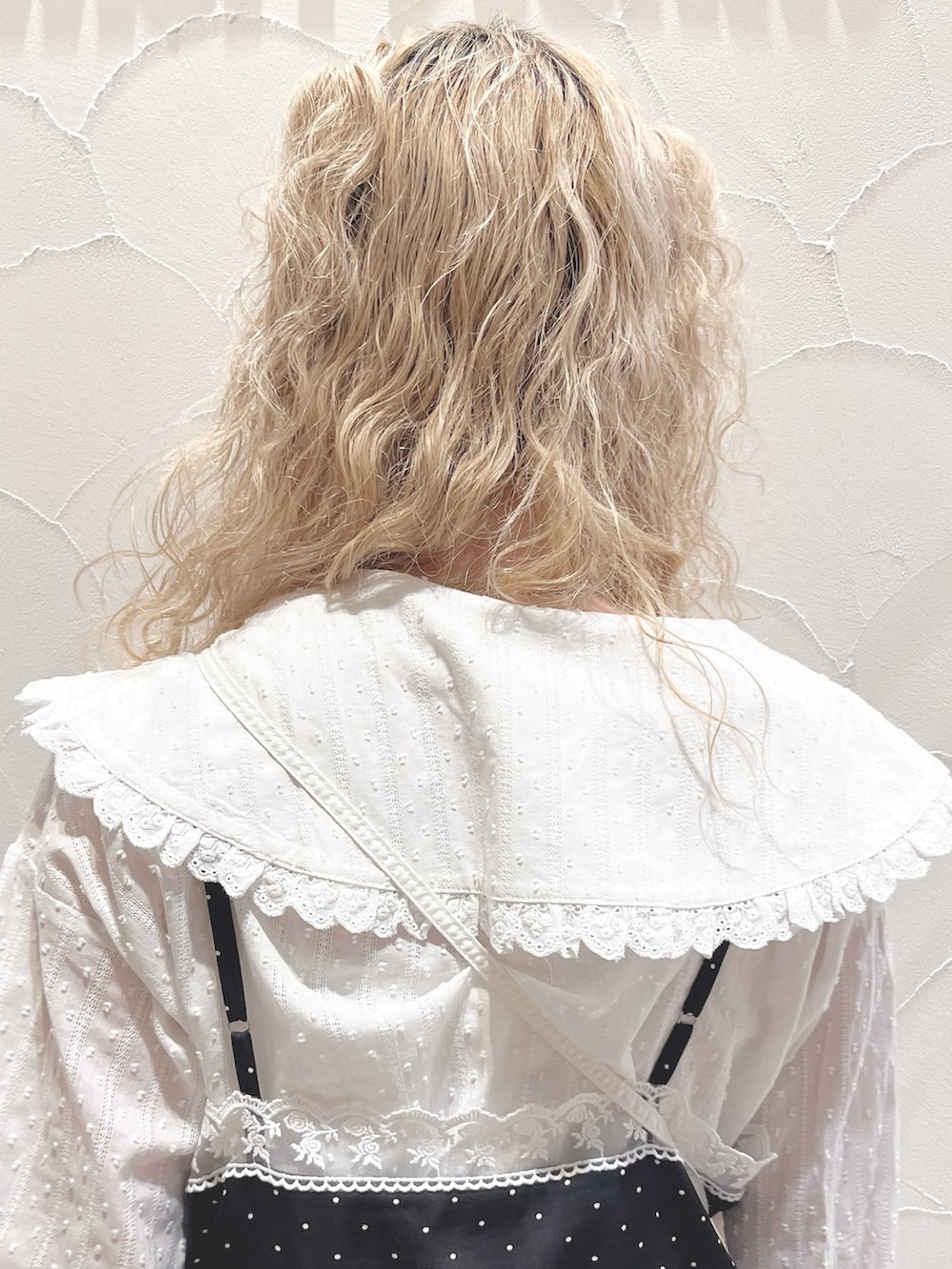 ホワイト系のシャツ/ブラウス、ブラック系のワンピース、ホワイト系のスニーカーを着用したレディースの冬コーディネートの8枚目の写真