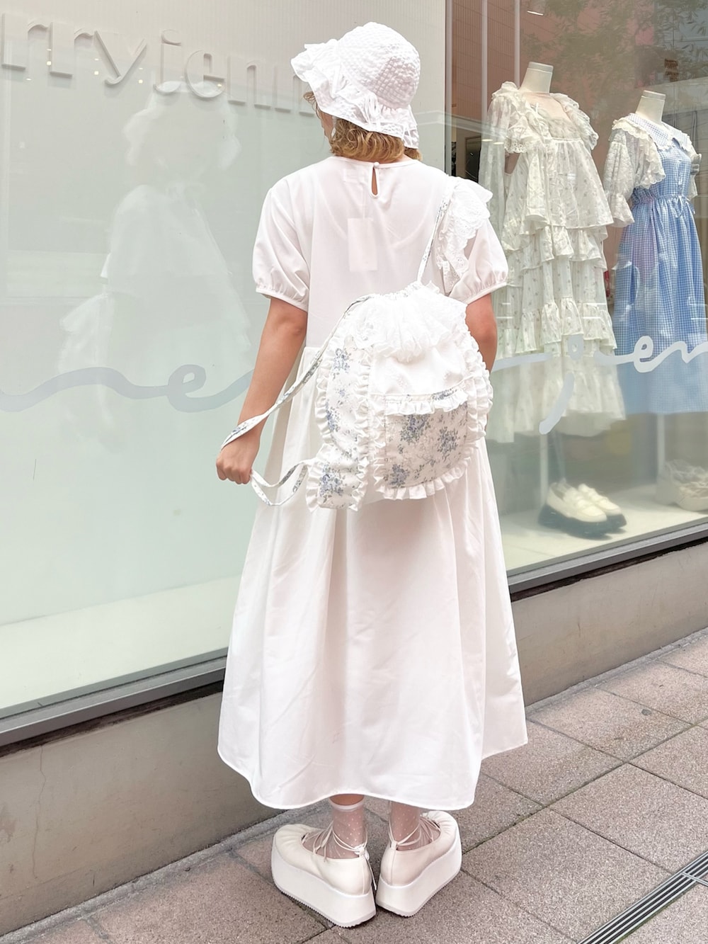 ホワイト系のワンピース、ブルー系のバックパック/リュック、ホワイト系のバレエシューズを着用したレディースの春コーディネートの4枚目の写真