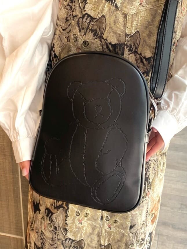 ホワイト系のシャツ/ブラウス、ブラック系のその他シューズ、その他のジャンパースカートを着用したレディースの秋コーディネートの6枚目の写真