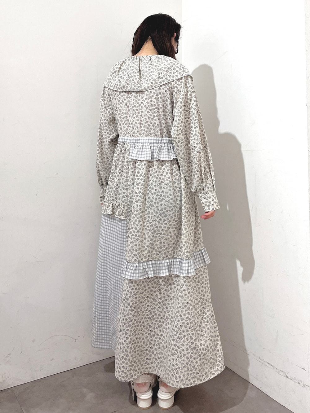 ホワイト系のシャツ/ブラウス、ブルー系のワンピース、ピンク系のショルダーバッグを着用したレディースの春コーディネートの8枚目の写真