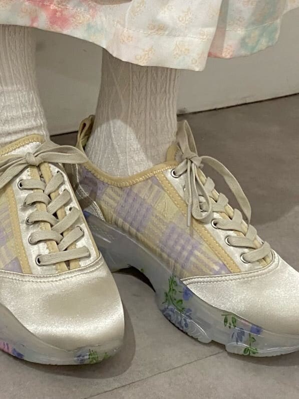 ピンク系のワンピース、ホワイト系のスニーカーを着用したレディースの冬コーディネートの4枚目の写真