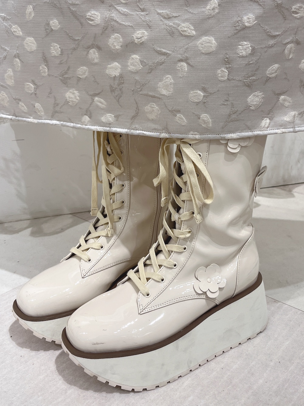 ピンク系のシャツ/ブラウス、ホワイト系のワンピース、ホワイト系のハンドバッグを着用したレディースの夏コーディネートの10枚目の写真