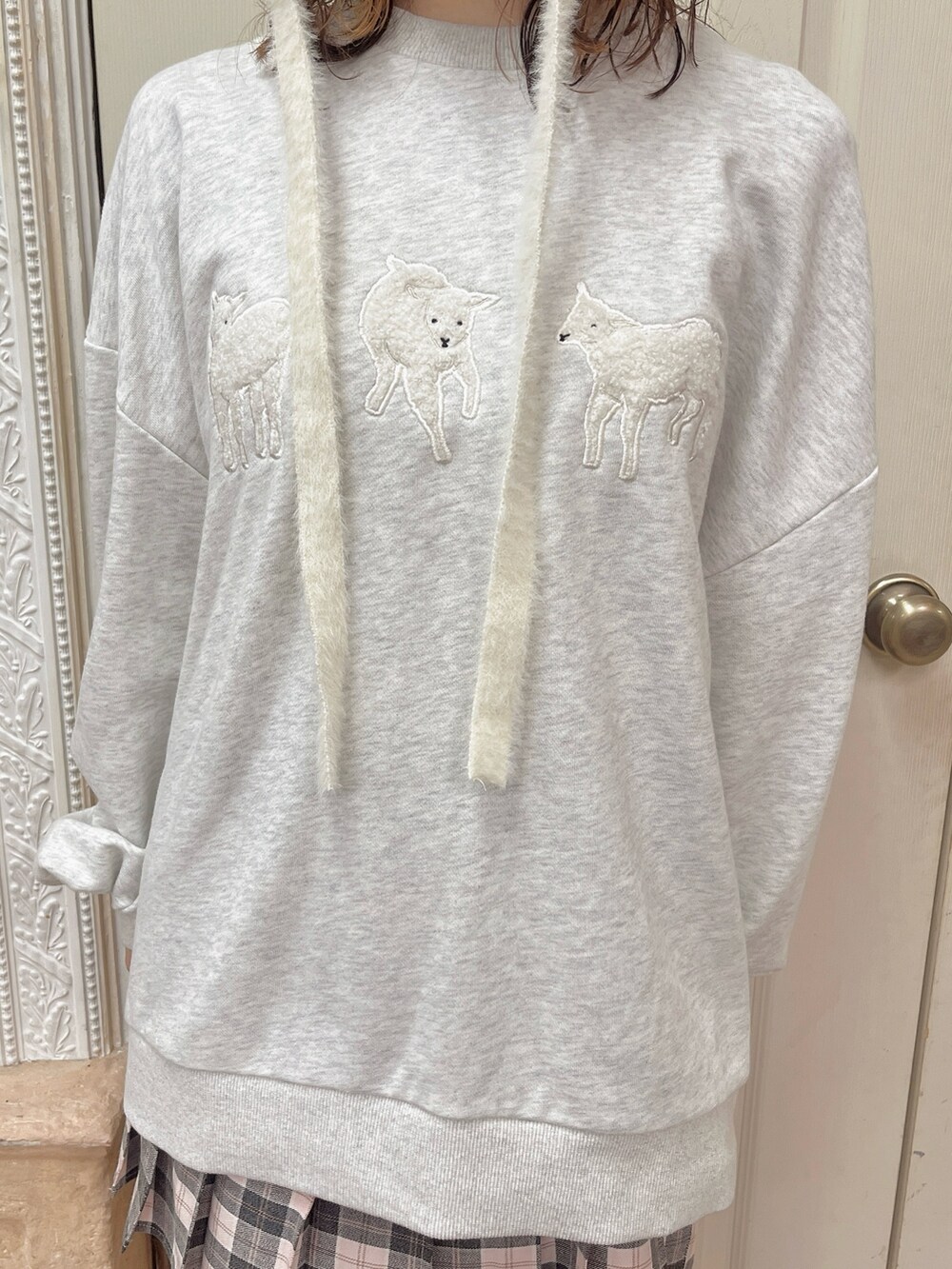 ピンク系のスラックス、グレー系のスウェット、ホワイト系のスニーカーを着用したレディースの夏コーディネートの7枚目の写真