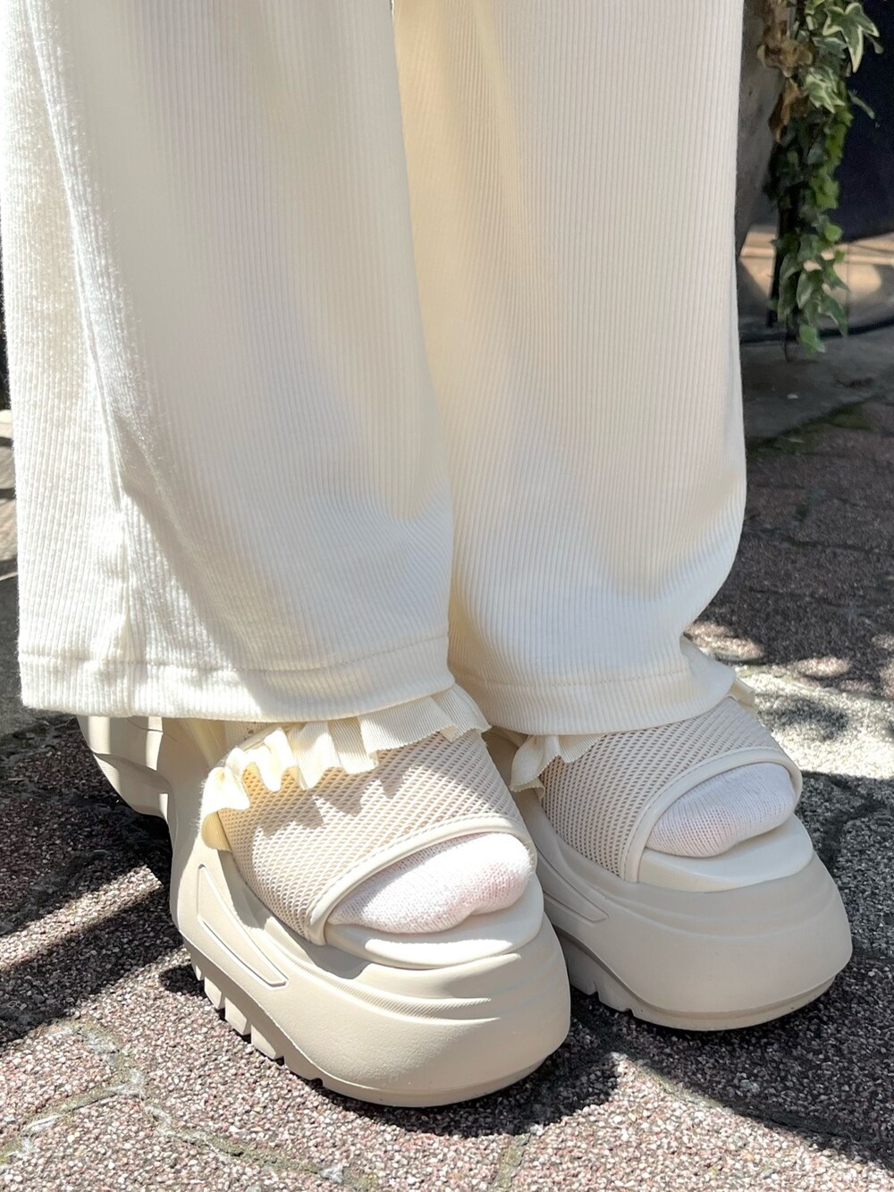 ブルー系のTシャツ/カットソー、ホワイト系のトートバッグ、ホワイト系のその他パンツを着用したレディースの春コーディネートの7枚目の写真