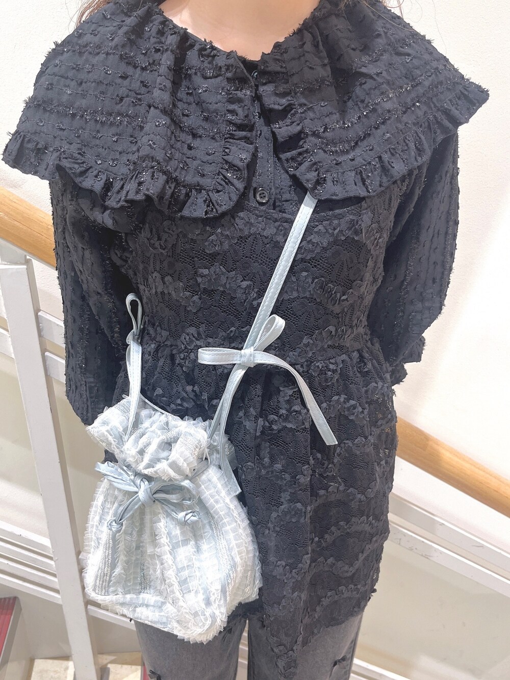 ブラック系のシャツ/ブラウス、ブラック系のキャミソール、ブルー系のショルダーバッグを着用したレディースの春コーディネートの8枚目の写真