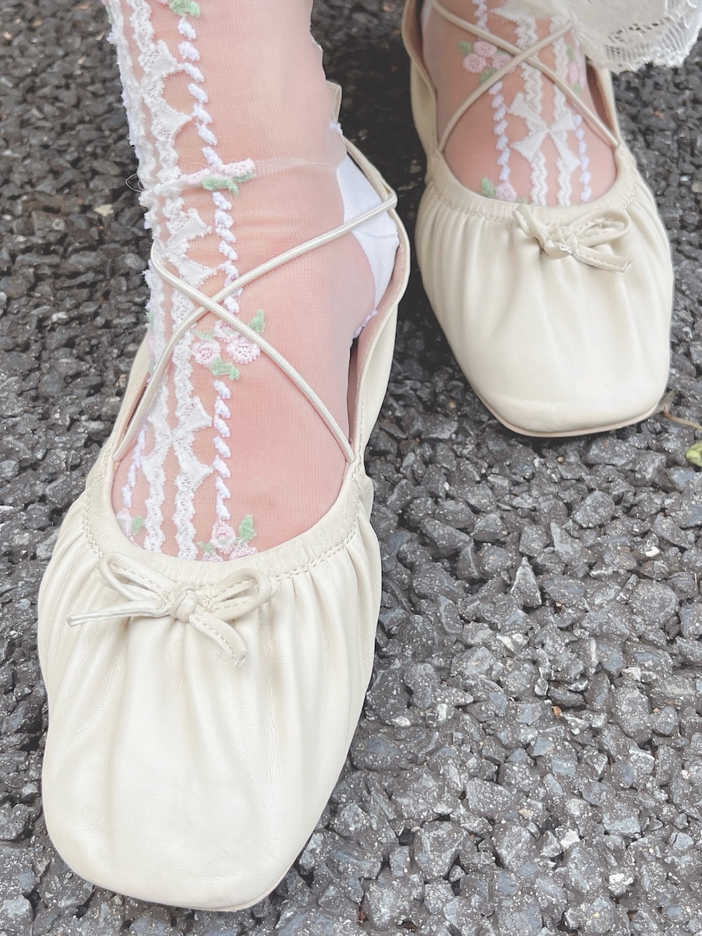 ホワイト系のワンピース、ホワイト系のシャツ/ブラウス、ベージュ系のバレエシューズを着用したレディースの夏コーディネートの8枚目の写真