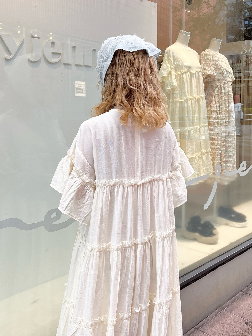 ピンク系のTシャツ/カットソー、ホワイト系のワンピース、ブラウン系のブーツを着用したレディースの夏コーディネートの5枚目の写真