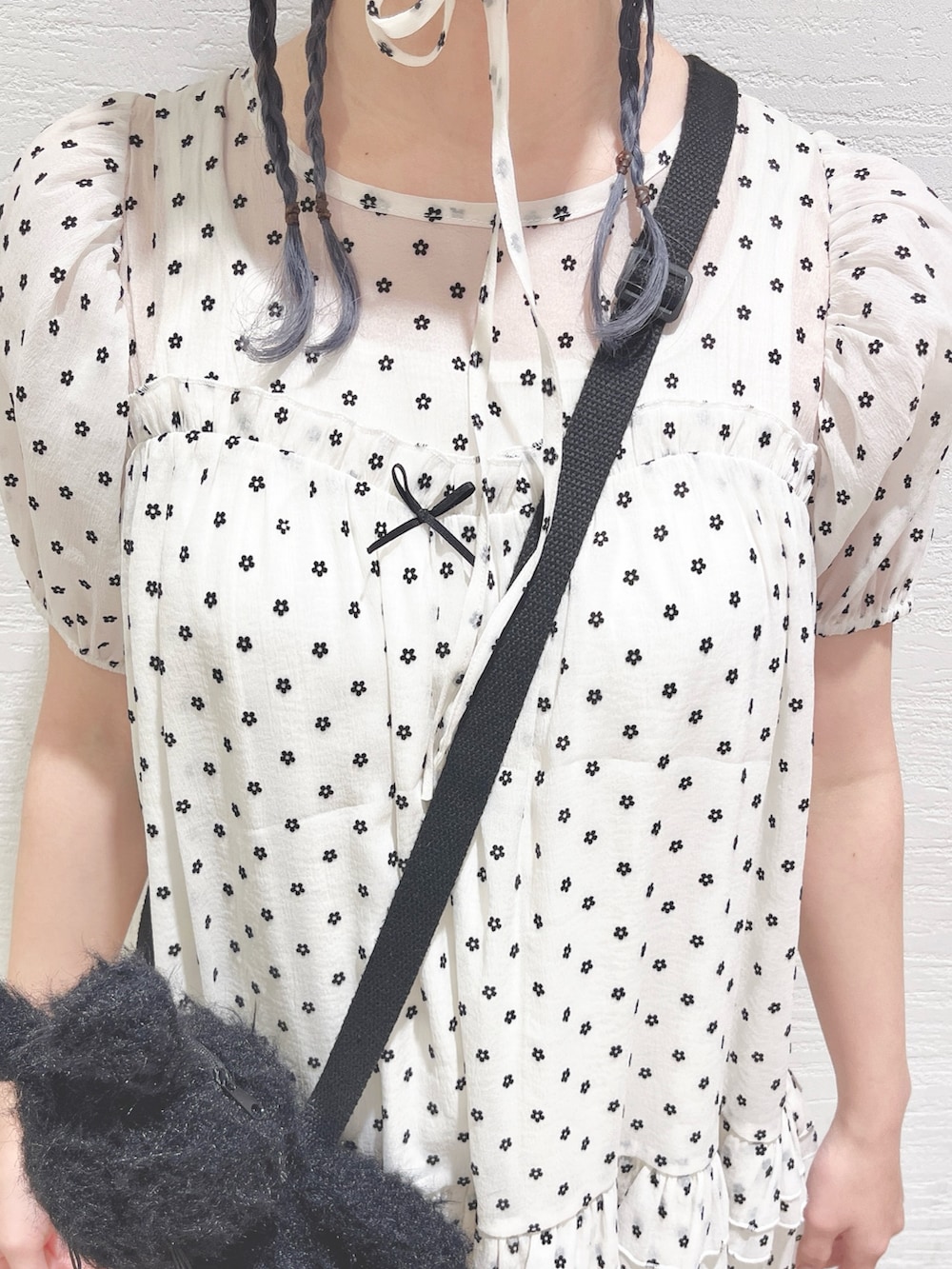 ホワイト系のワンピース、ブラック系のショルダーバッグ、ホワイト系のスニーカーを着用したレディースの春コーディネートの8枚目の写真