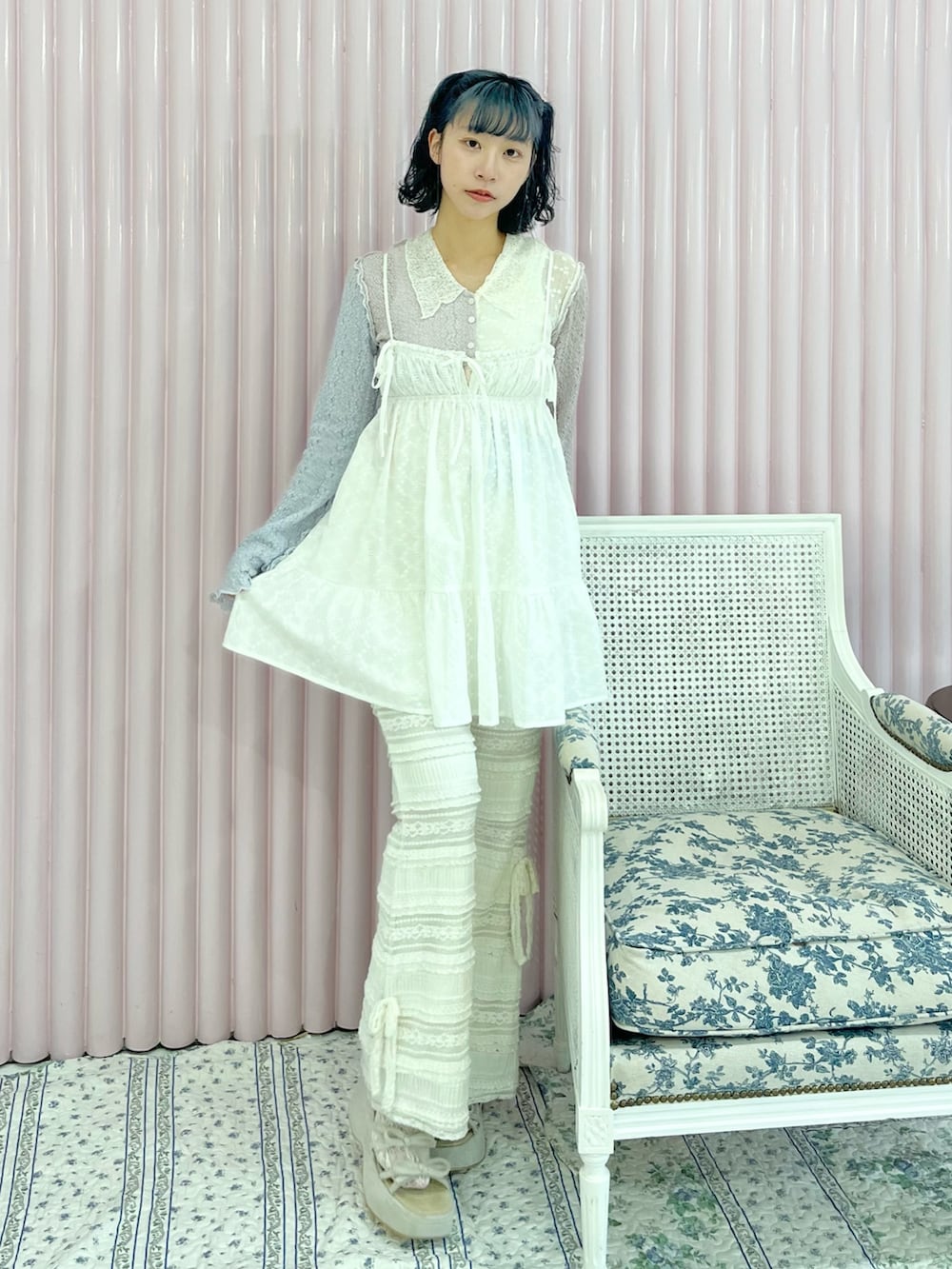 ホワイト系のキャミソール、その他のカーディガン/ボレロ、ホワイト系のその他パンツを着用したレディースの冬コーディネートの2枚目の写真