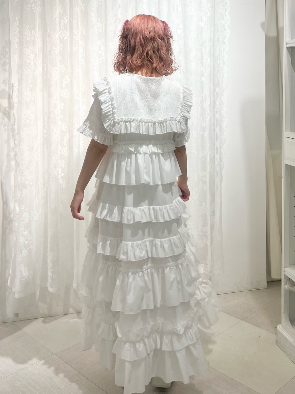 ホワイト系のシャツ/ブラウス、ホワイト系のワンピース、ホワイト系のバレエシューズを着用したレディースの夏コーディネートの2枚目の写真