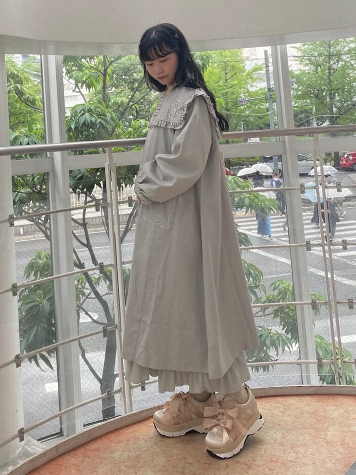 ベージュ系のワンピース、ピンク系のスニーカー、ホワイト系のトートバッグを着用したレディースの夏コーディネートの3枚目の写真