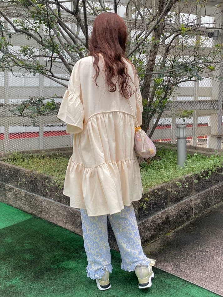 ブルー系のその他パンツ、ホワイト系のスニーカー、ピンク系のショルダーバッグを着用したレディースの春コーディネートの3枚目の写真