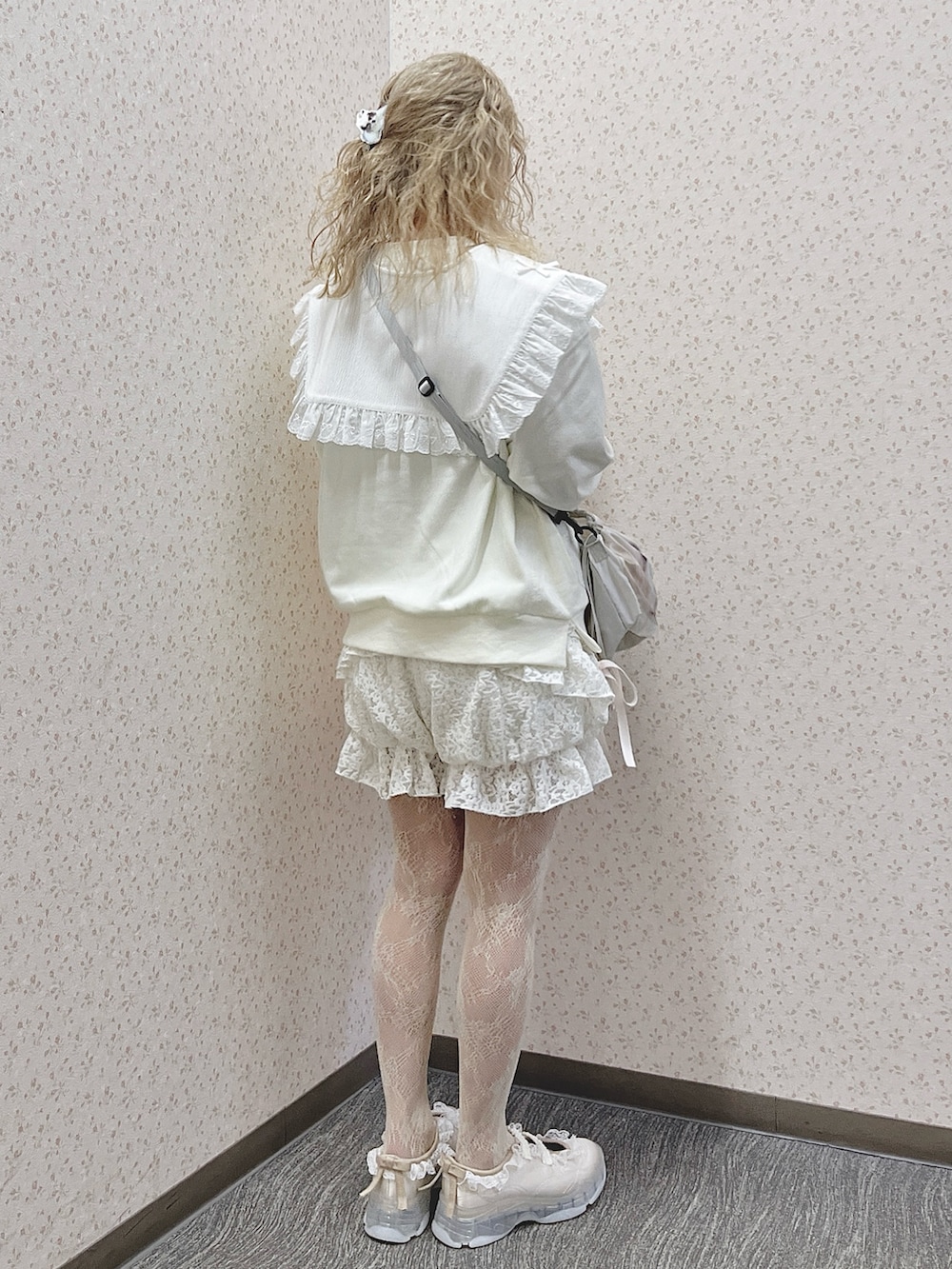 ホワイト系のスウェット、グレー系のショルダーバッグ、ホワイト系のその他パンツを着用したレディースの冬コーディネートの4枚目の写真