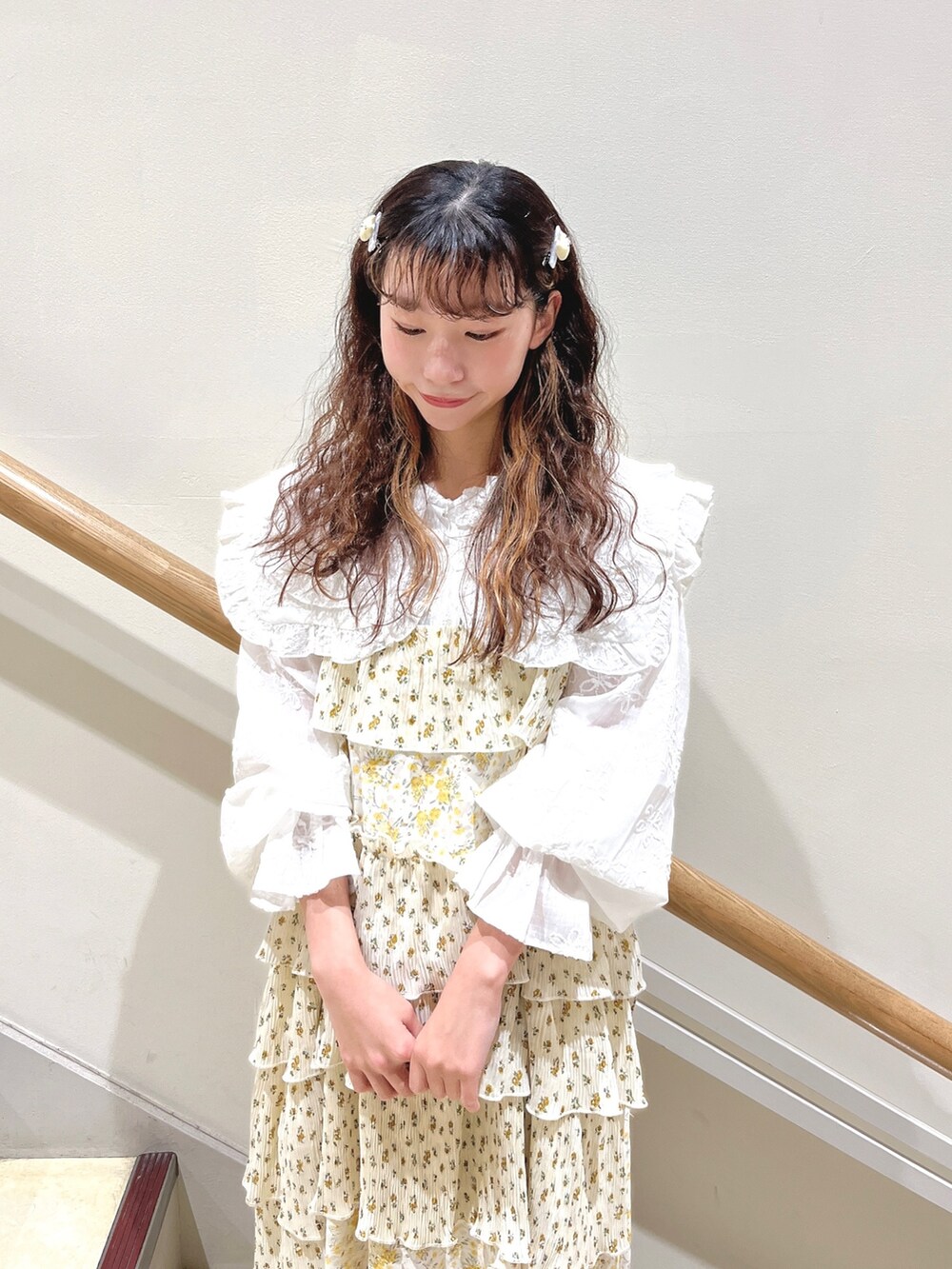 ホワイト系のシャツ/ブラウス、その他のワンピース、ホワイト系のパンプスを着用したレディースの春コーディネートの5枚目の写真