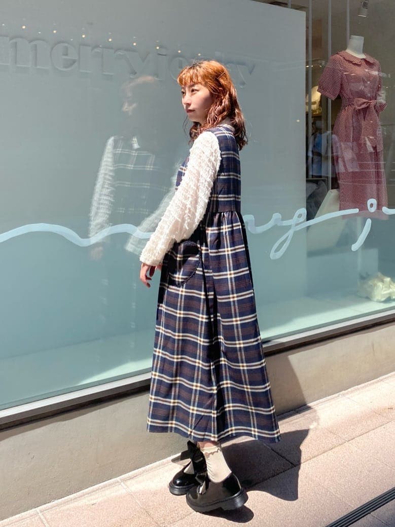 ブルー系のワンピース、ホワイト系のシャツ/ブラウス、ブラック系のその他シューズを着用したレディースの夏コーディネートの3枚目の写真