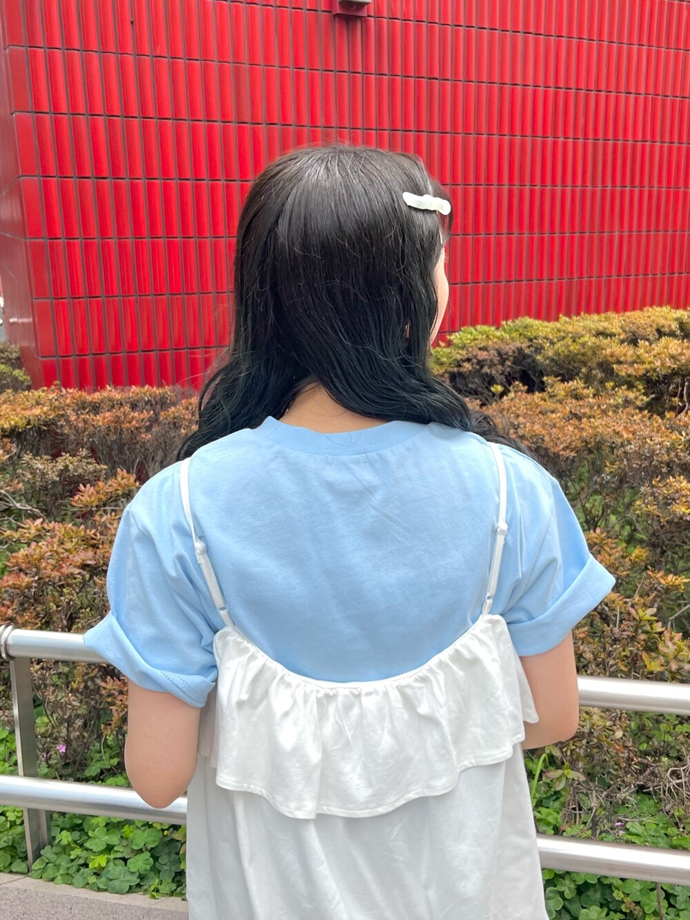 ブルー系のTシャツ/カットソー、ホワイト系のキャミソール、ホワイト系のスカートを着用したレディースの夏コーディネートの4枚目の写真