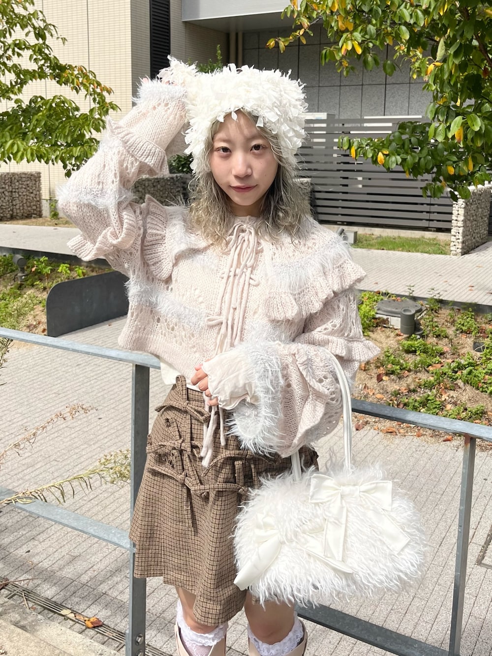 グレー系のカーディガン/ボレロ、ホワイト系のボストンバッグ、ホワイト系のTシャツ/カットソーを着用したレディースの秋コーディネートの4枚目の写真