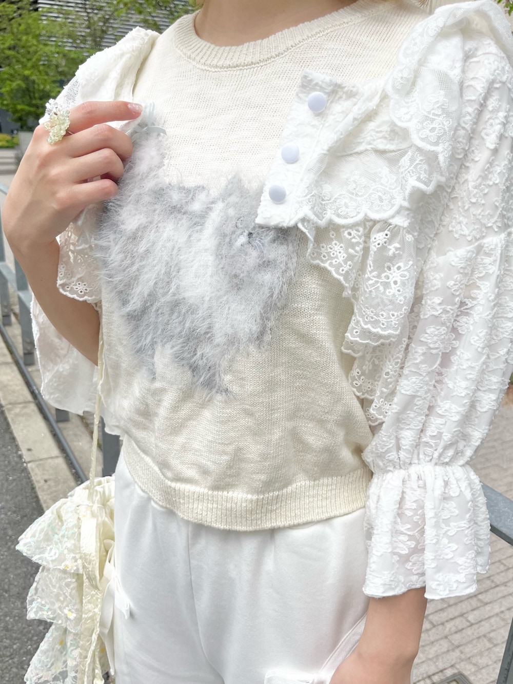 ホワイト系のカーディガン/ボレロ、ホワイト系のニット/セーター、ホワイト系のスウェットパンツを着用したレディースの春コーディネートの9枚目の写真