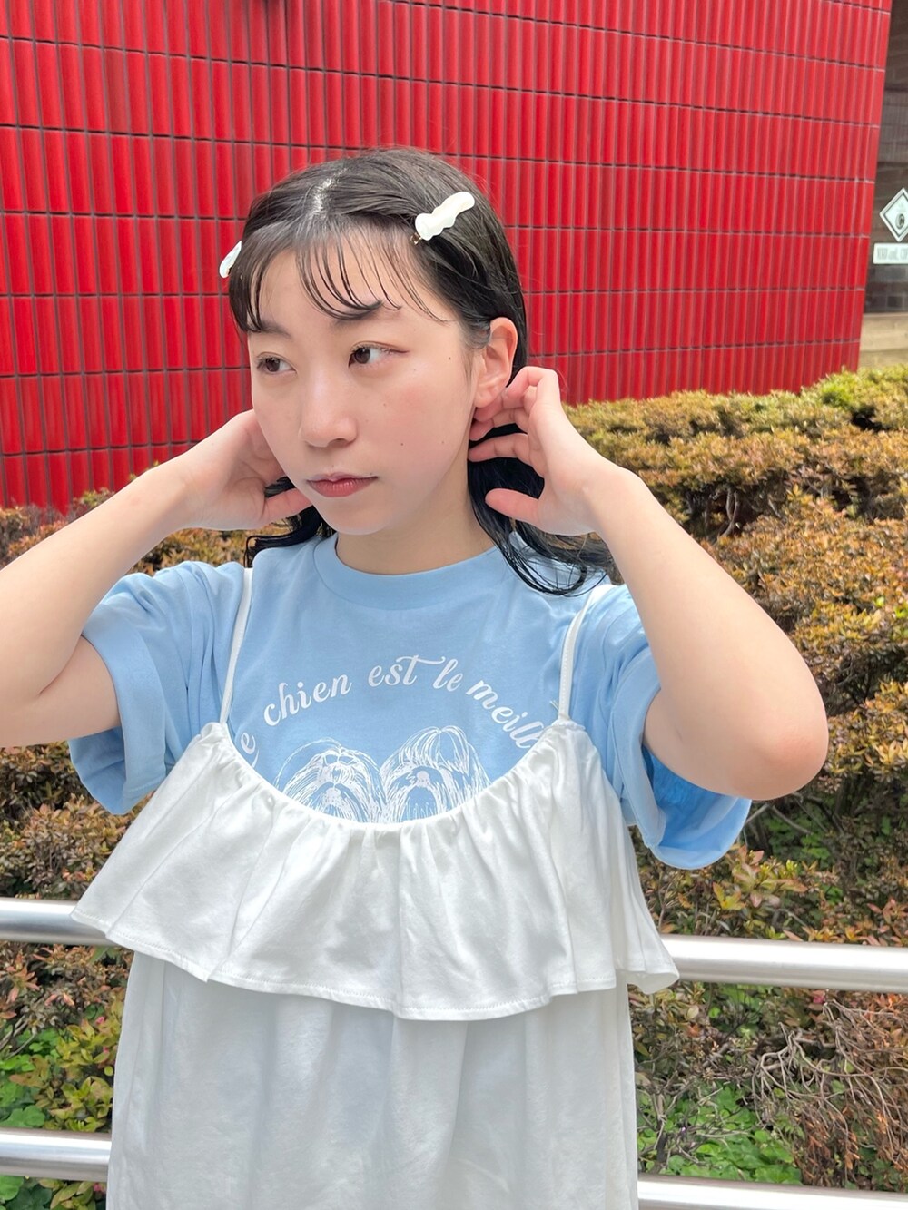 ブルー系のTシャツ/カットソー、ホワイト系のキャミソール、ホワイト系のスカートを着用したレディースの夏コーディネートの3枚目の写真