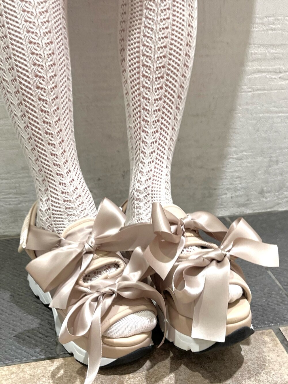 ホワイト系のTシャツ/カットソー、ブルー系のデニムスカート、ピンク系のサンダルを着用したレディースの春コーディネートの5枚目の写真