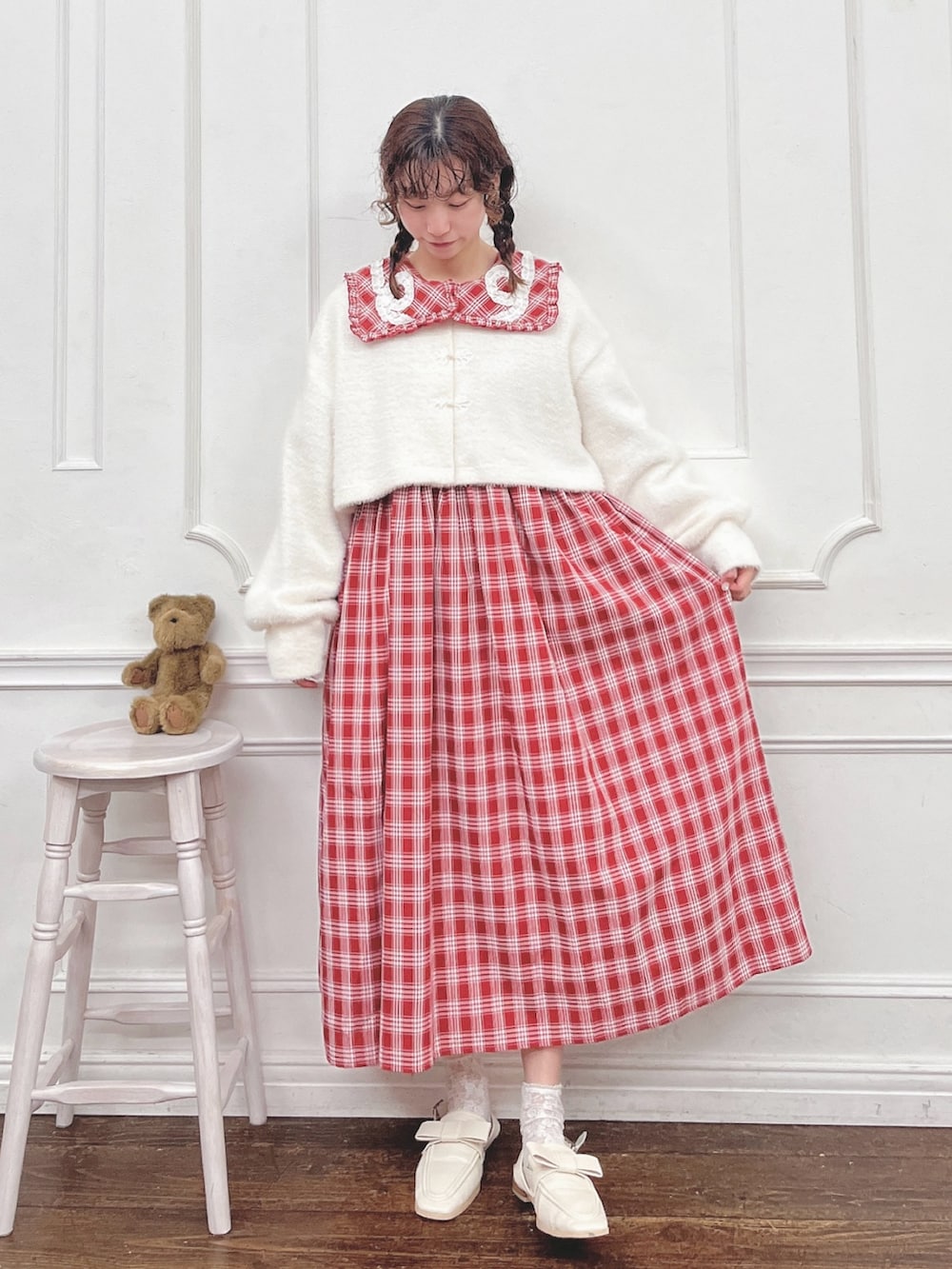 レッド系のワンピース、ホワイト系のカーディガン/ボレロ、ホワイト系のローファーを着用したレディースの夏コーディネートの2枚目の写真