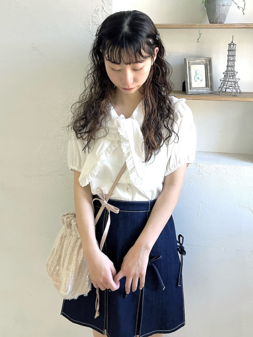 ブルー系のスカート、ホワイト系のシャツ/ブラウス、ピンク系のショルダーバッグを着用したレディースの春コーディネートの4枚目の写真