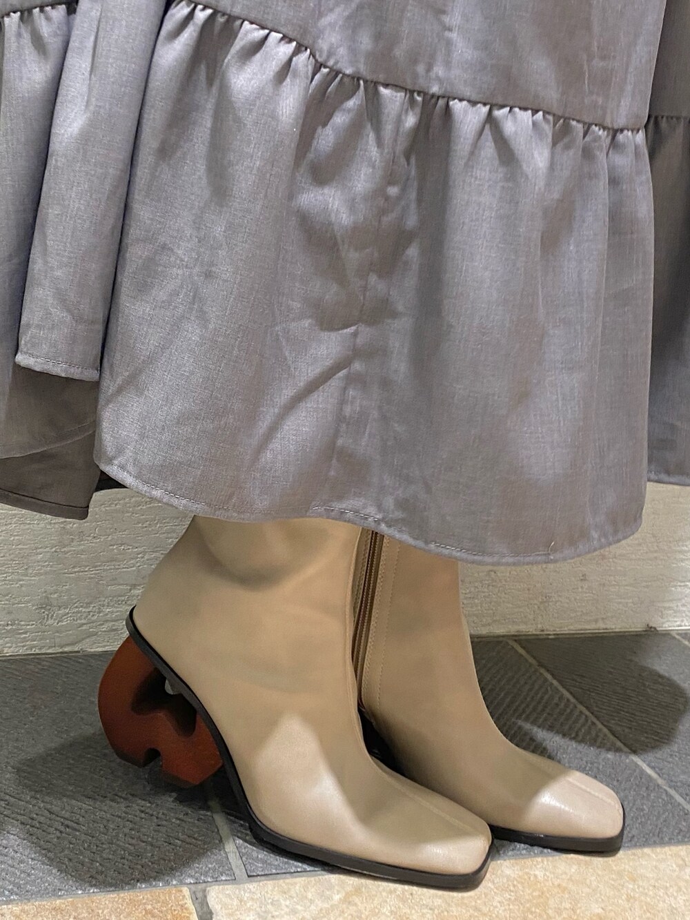 グレー系のワンピース、ホワイト系のシャツ/ブラウス、ホワイト系のボストンバッグを着用したレディースの秋コーディネートの6枚目の写真