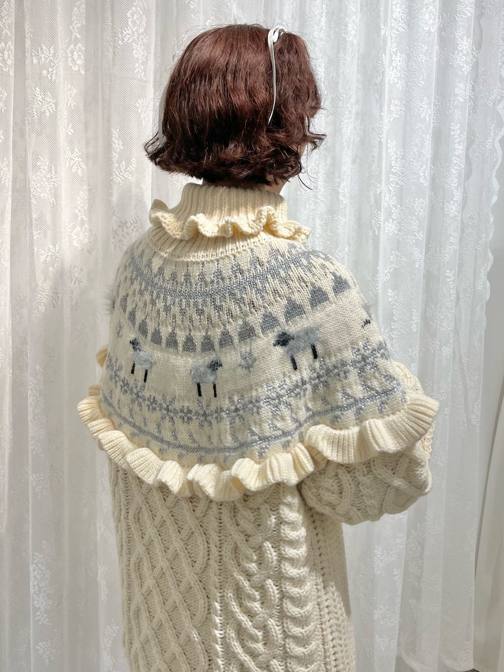 ホワイト系のニット/セーター、レッド系のワンピース、ホワイト系のスニーカーを着用したレディースの秋コーディネートの8枚目の写真