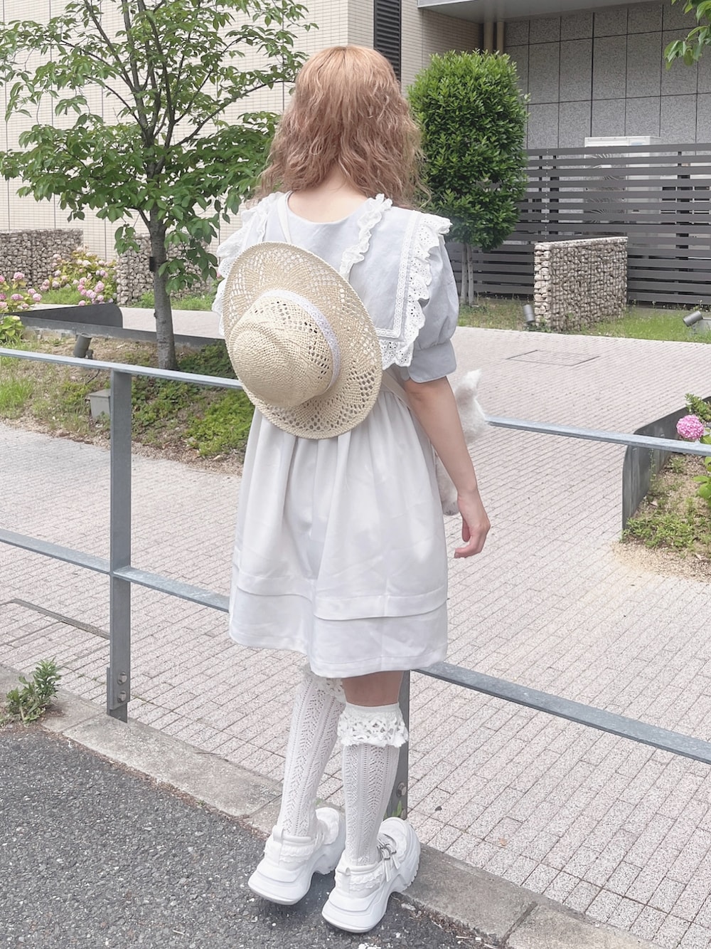 ブルー系のシャツ/ブラウス、ホワイト系のショルダーバッグ、ホワイト系のワンピースを着用したレディースの夏コーディネートの5枚目の写真