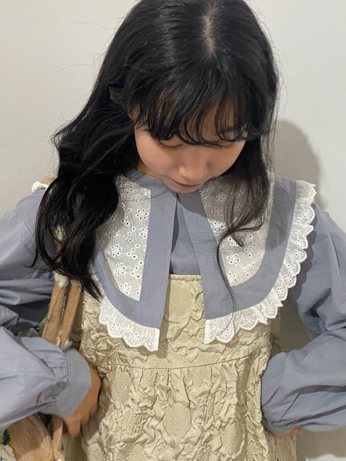 ホワイト系のパンプス、ベージュ系のワンピース、ベージュ系のトートバッグを着用したレディースの秋コーディネートの6枚目の写真