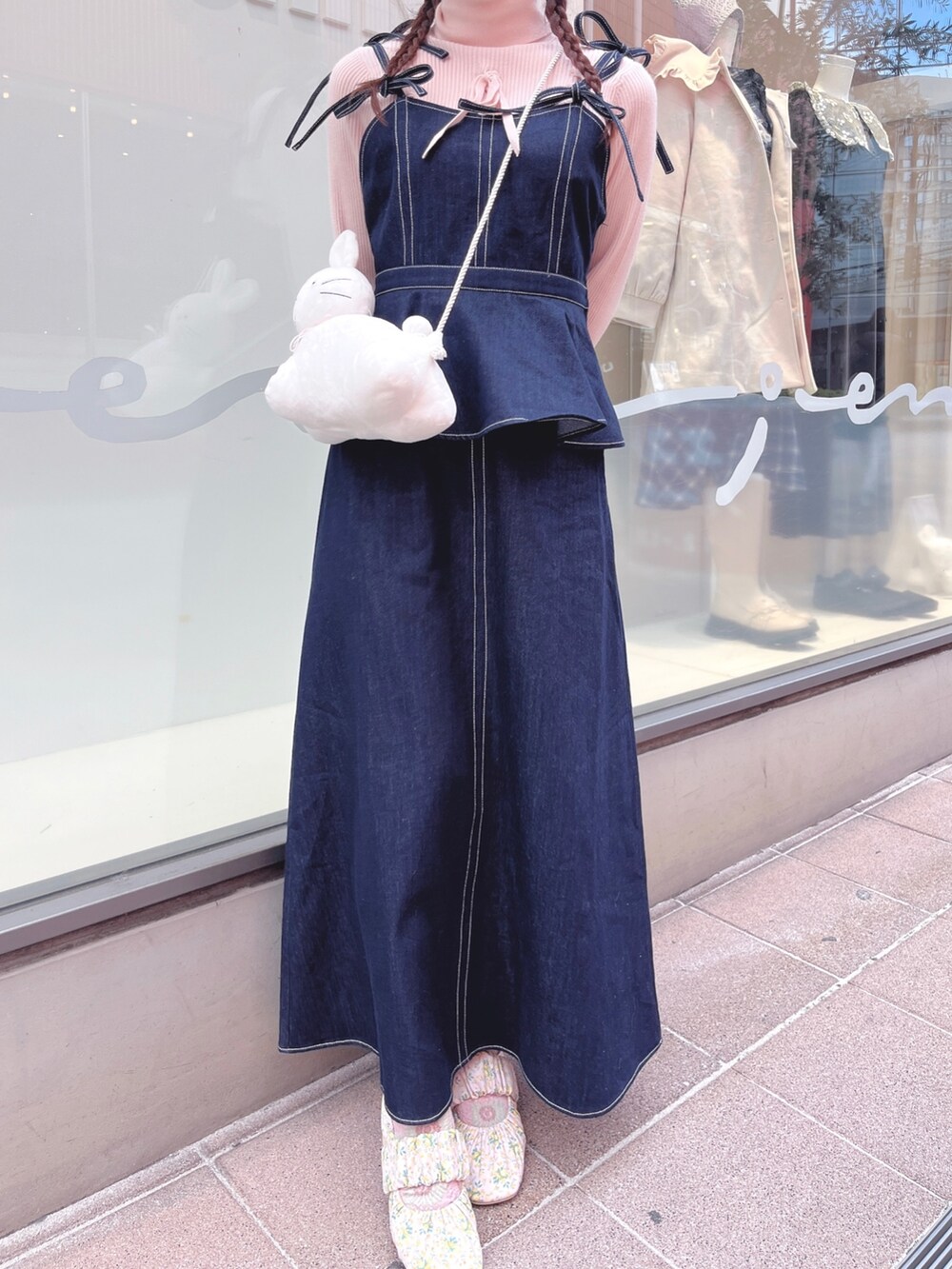 ピンク系のニット/セーター、ブルー系のワンピース、ホワイト系のショルダーバッグを着用したレディースの冬コーディネートの7枚目の写真