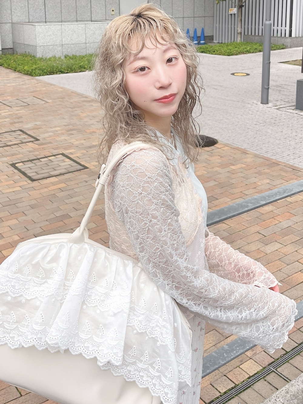 ブルー系のシャツ/ブラウス、ホワイト系のボストンバッグ、ピンク系のスカートを着用したレディースの春コーディネートの3枚目の写真