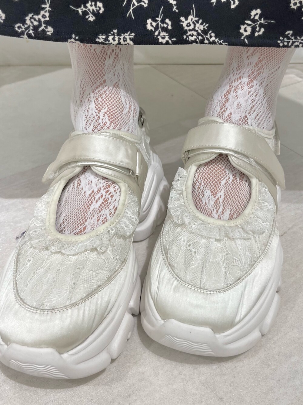 ホワイト系のカーディガン/ボレロ、ホワイト系のニット/セーター、ブラック系のワンピースを着用したレディースの秋コーディネートの8枚目の写真