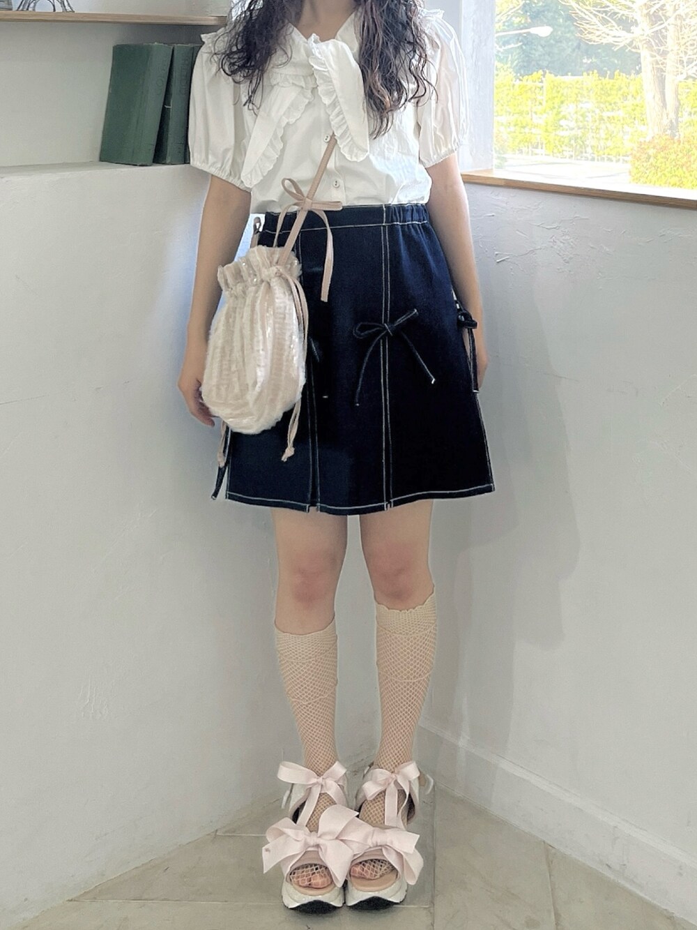 ブルー系のスカート、ホワイト系のシャツ/ブラウス、ピンク系のショルダーバッグを着用したレディースの春コーディネートの3枚目の写真