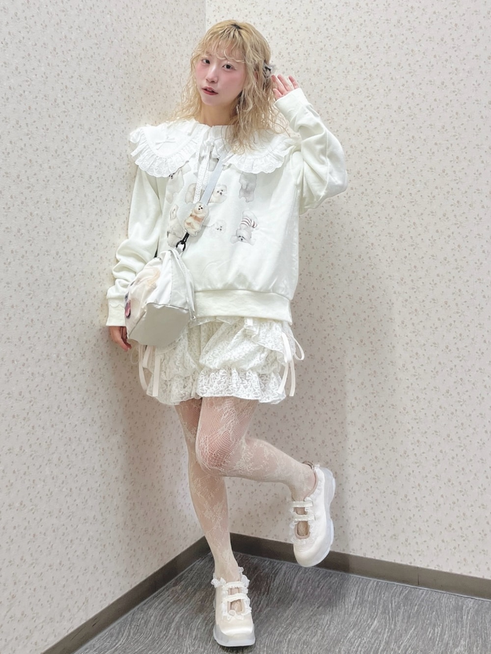 ホワイト系のスウェット、グレー系のショルダーバッグ、ホワイト系のその他パンツを着用したレディースの冬コーディネートの2枚目の写真