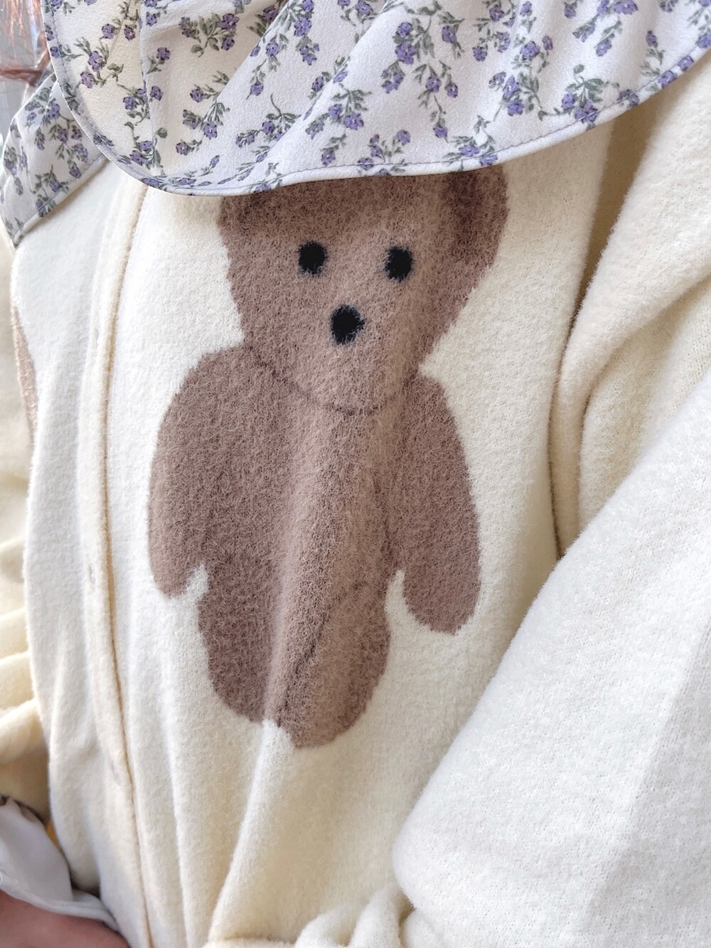 ブルー系のワンピース、ホワイト系のカーディガン/ボレロ、ホワイト系のトートバッグを着用したレディースの冬コーディネートの8枚目の写真