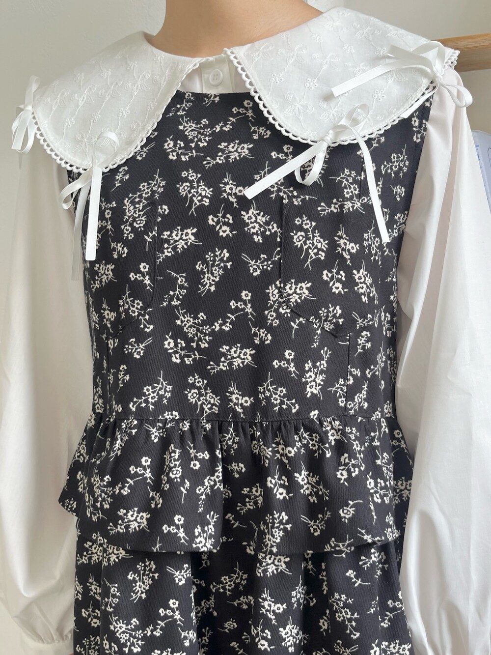 ブラック系のショルダーバッグ、ホワイト系のシャツ/ブラウス、ブラック系のワンピースを着用したレディースの秋コーディネートの8枚目の写真