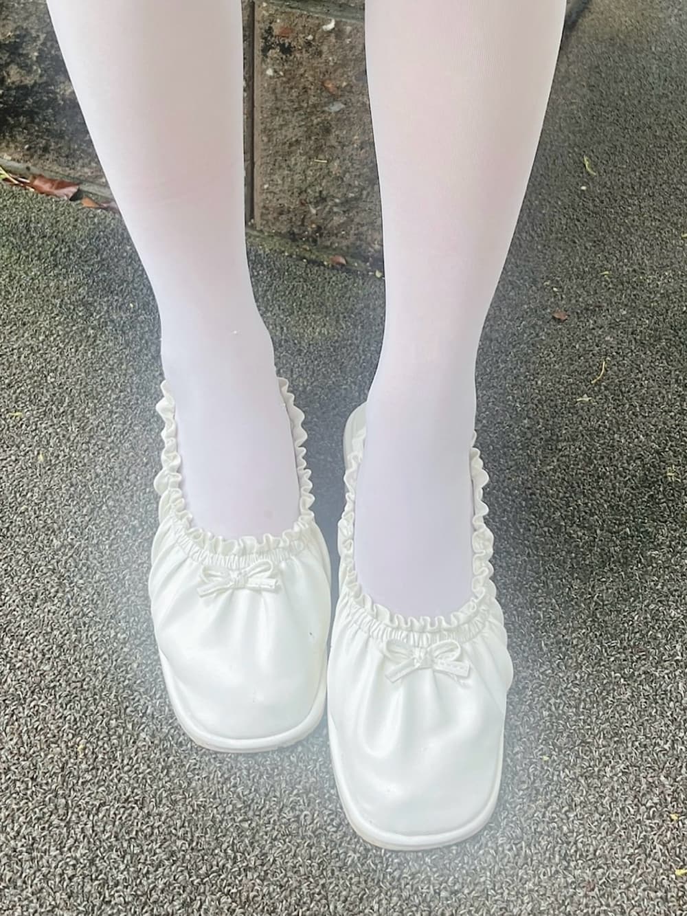 ブルー系のTシャツ/カットソー、ホワイト系のワンピース、ホワイト系のショルダーバッグを着用したレディースの夏コーディネートの9枚目の写真