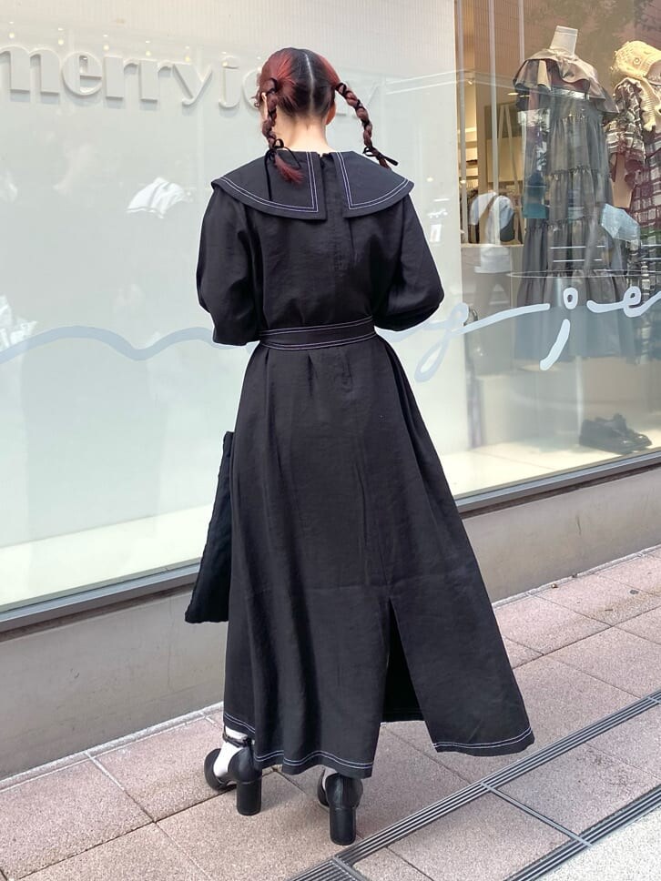 ブラック系のワンピース、ブラック系のパンプス、ブラック系のパンプスを着用したレディースの秋コーディネートの4枚目の写真