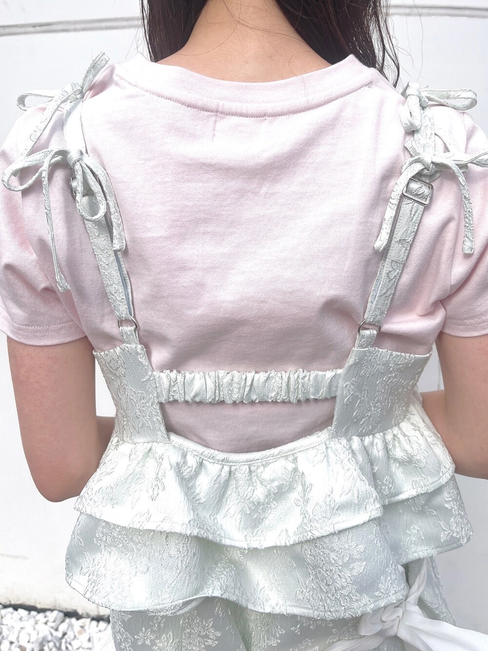 ピンク系のTシャツ/カットソー、ホワイト系のトートバッグ、グリーン系のワンピースを着用したレディースの冬コーディネートの10枚目の写真