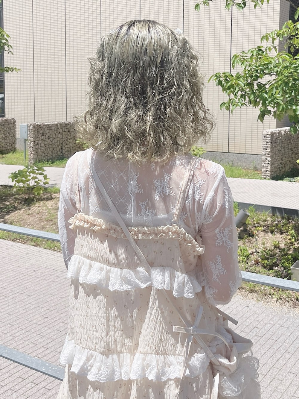 ホワイト系のTシャツ/カットソー、ホワイト系のチュニック、ホワイト系のショルダーバッグを着用したレディースの夏コーディネートの5枚目の写真