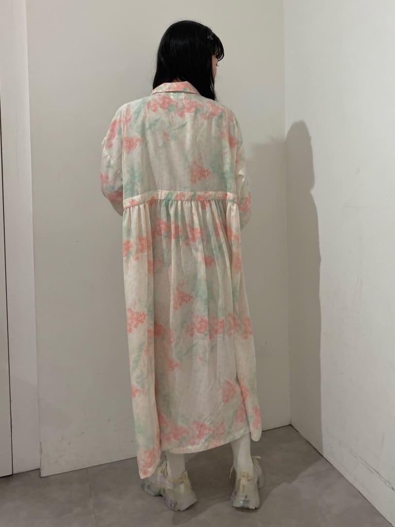 ピンク系のワンピース、ホワイト系のスニーカーを着用したレディースの冬コーディネートの2枚目の写真