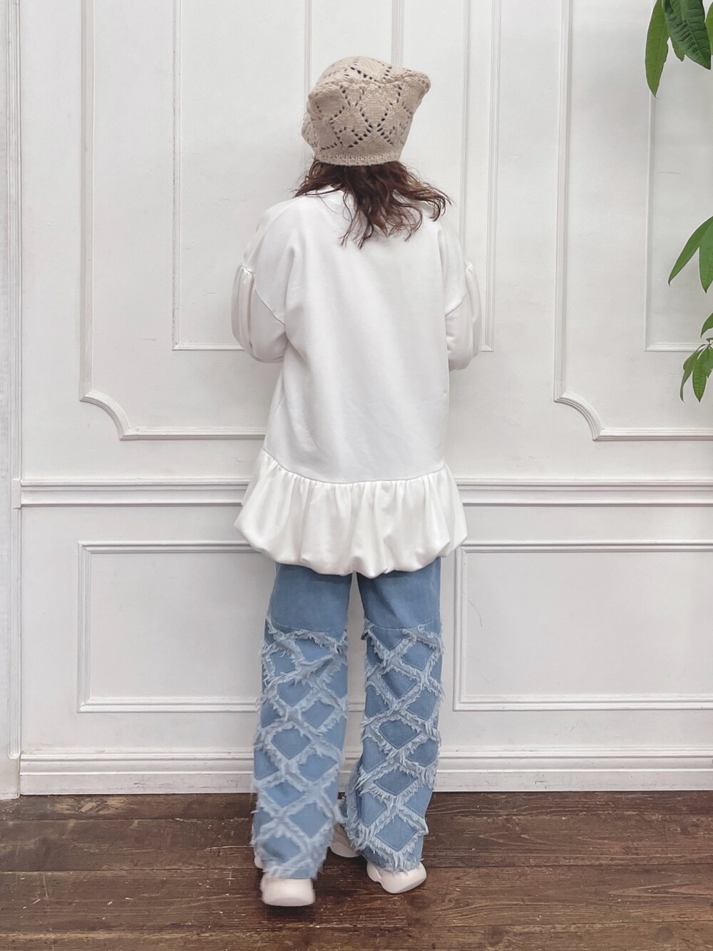 ブルー系のデニムパンツ、ホワイト系のスニーカー、ホワイト系のスウェットを着用したレディースの夏コーディネートの2枚目の写真