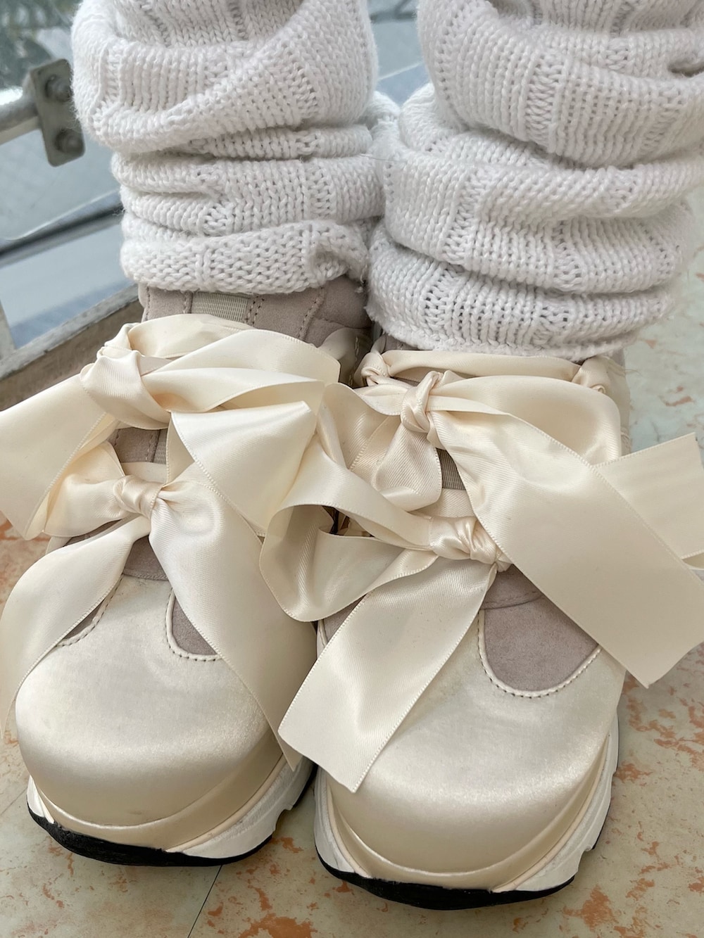 ピンク系のブルゾン、ベージュ系のTシャツ/カットソー、ピンク系のワンピースを着用したレディースの秋コーディネートの10枚目の写真